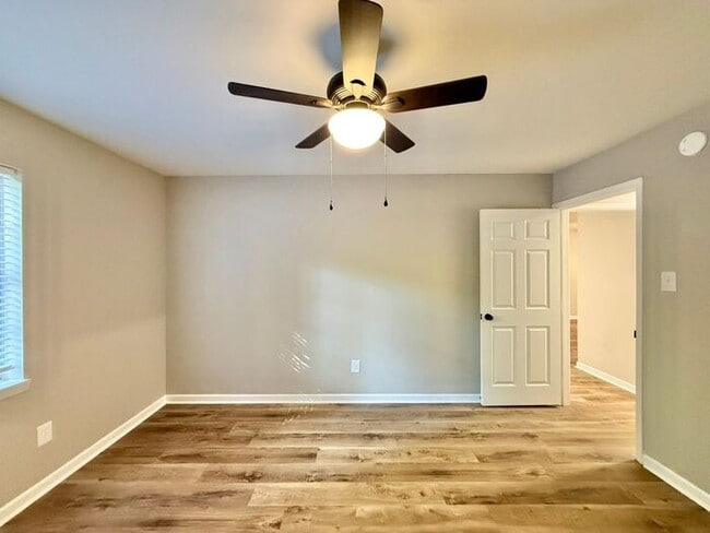 Building Photo - Newly Renovated Duplex for Rent!