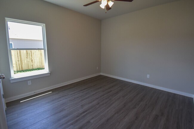 Building Photo - Nice 3 Bedroom 2 Baths Farmington heights!!