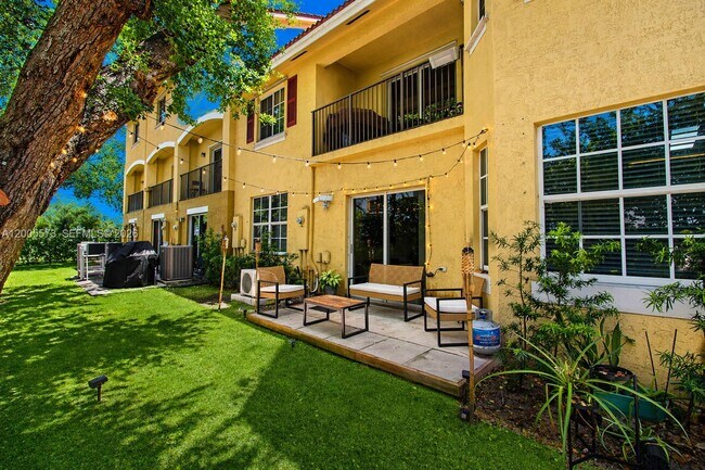 Building Photo - Northeast 8th Avenue, Miami Shores, FL 33138 - 2 BR 2 BA townhouse