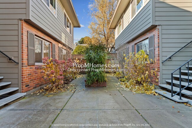 Building Photo - Wonderful Two Bedroom Condo In SE Portland!