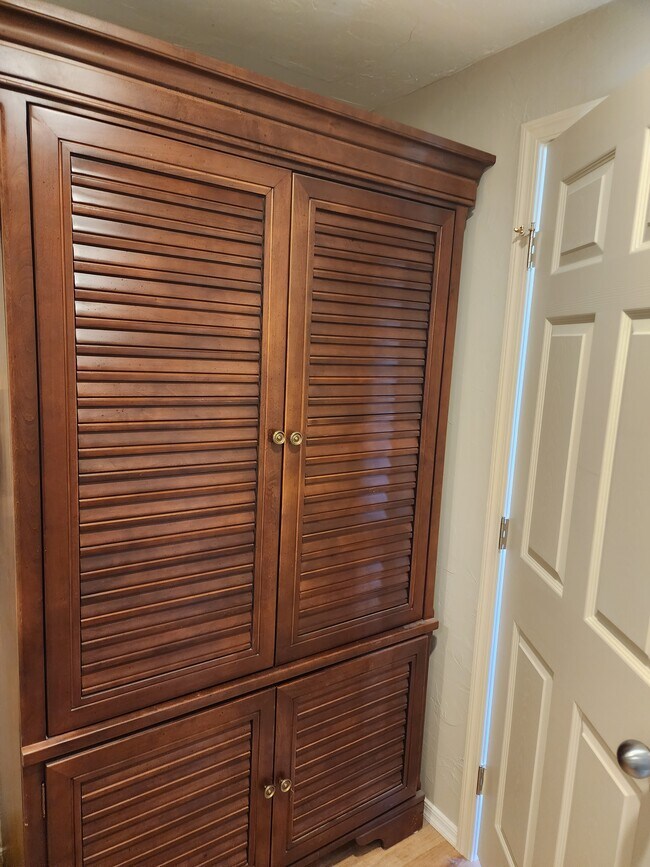 Closet - 1100 N Lehmberg Ave