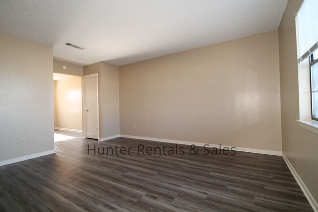 Building Photo - Rent Me Now!