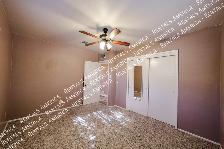 Building Photo - 6924 E Cheery Lynn Rd