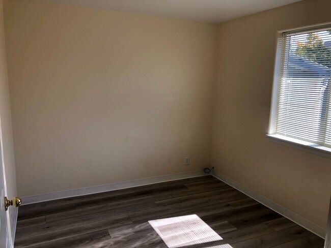 Building Photo - Beautiful 3 bedroom 2 bathroom house in a ...