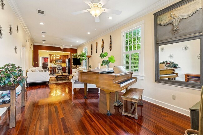 Building Photo - Gorgeous 3BD/3BA with Courtyard