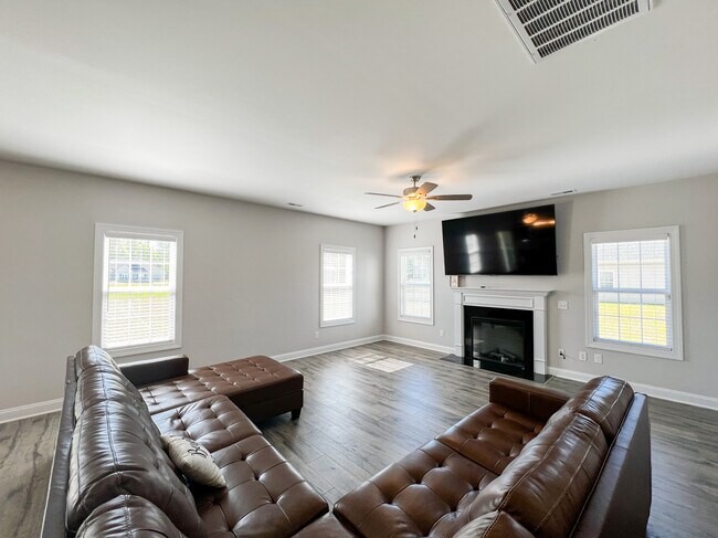 Building Photo - 172 Finch Ln