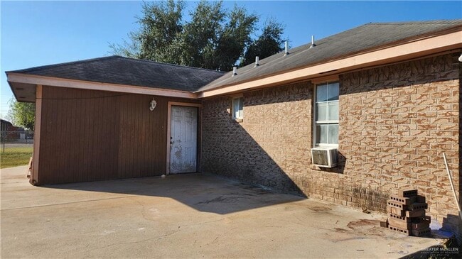 Building Photo - 11 Oak St