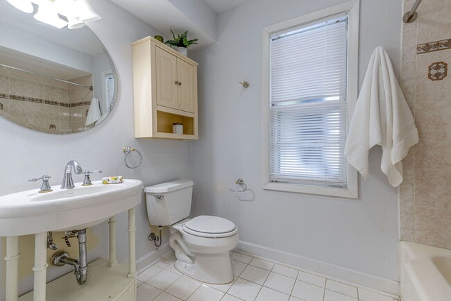 Building Photo - 996 Castlegate Ct