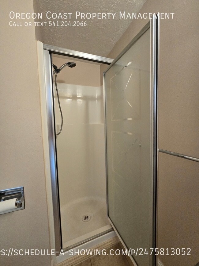 Building Photo - Ocean Views 1bed/1bath Upstairs Unit