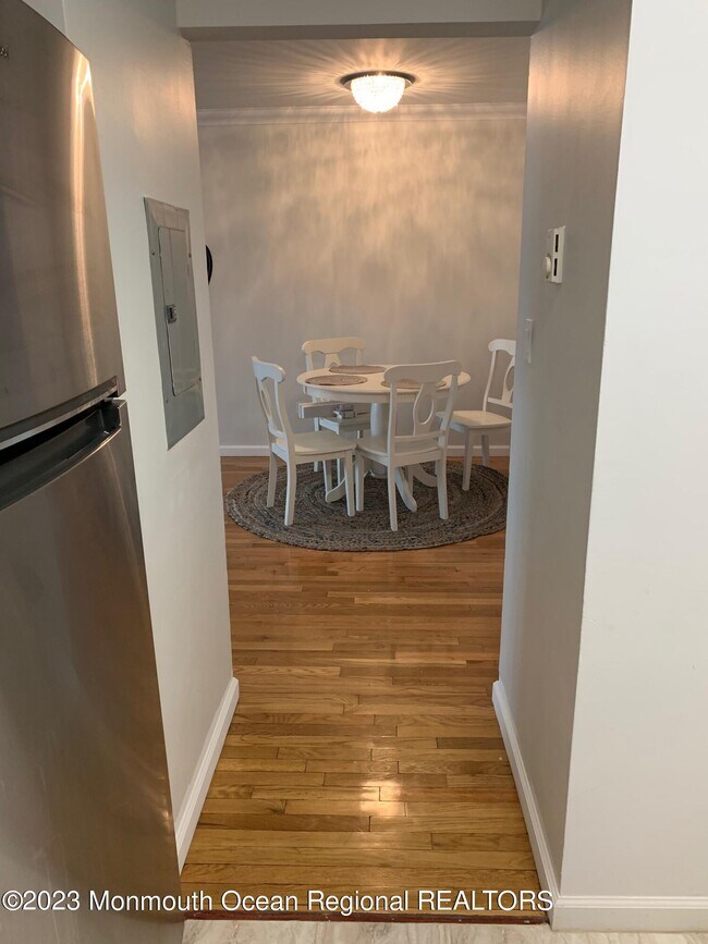 Building Photo - 304 4th Ave