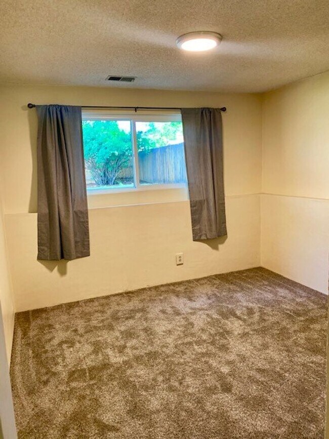 Building Photo - STUDENTS WELCOME! 3-Bed / 2-Bath Home 2 Miles from CSU