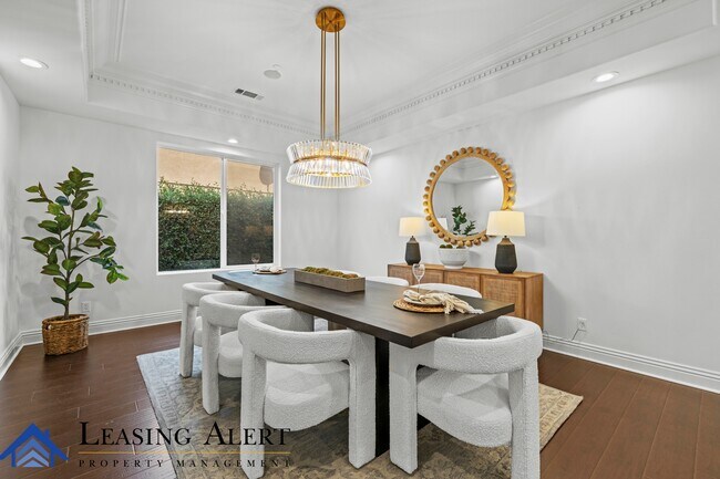 Building Photo - 5011 Hayvenhurst Ave