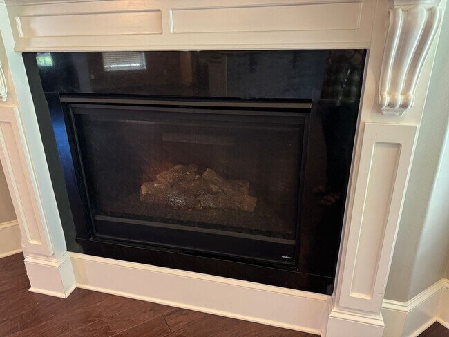 Building Photo - Gated community with community POOL!!!!