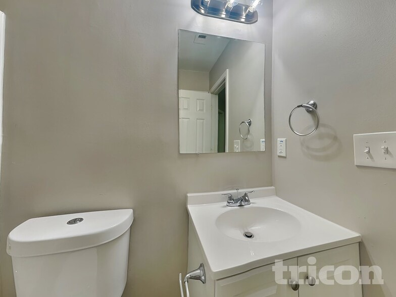 Building Photo - 10980 Thrasher Rd