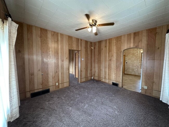 Building Photo - Cute Helper Rental