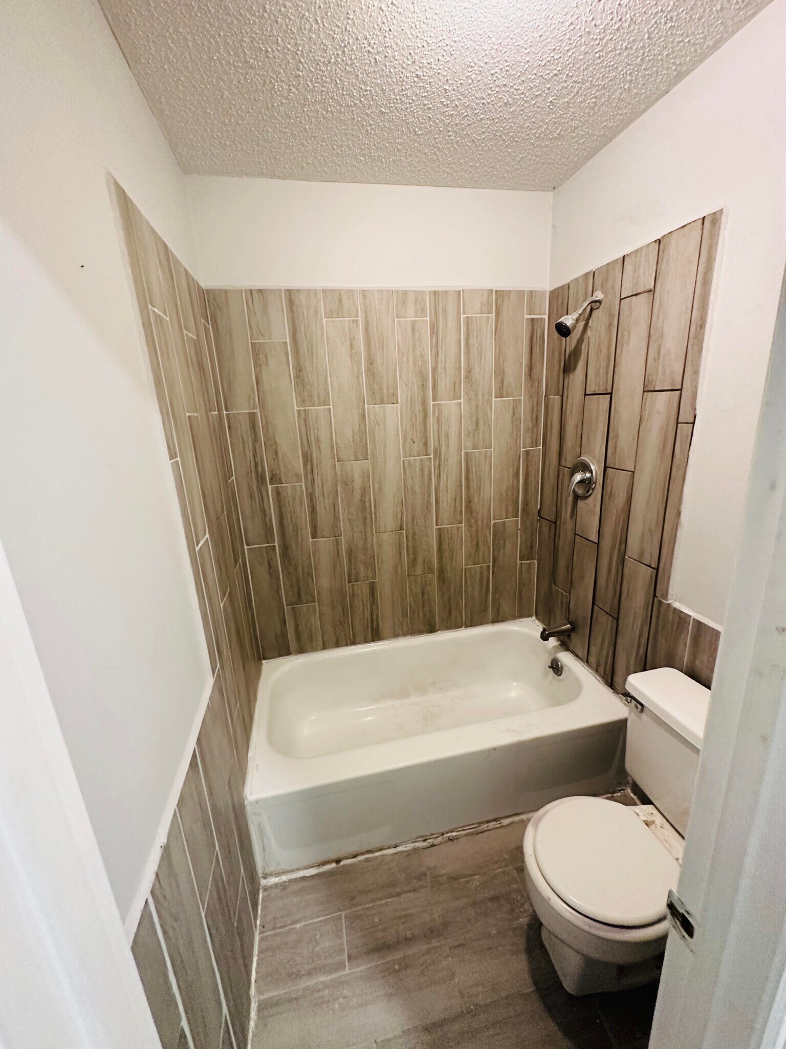 Master Bathroom - 3637 Haughton Ln