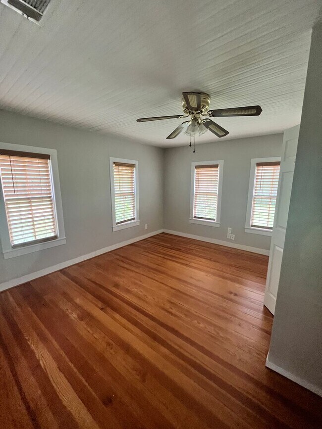 Building Photo - Beautiful 3/2 Farmhouse on Acreage
