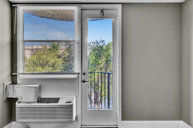 Building Photo - 2701 Riverside Dr