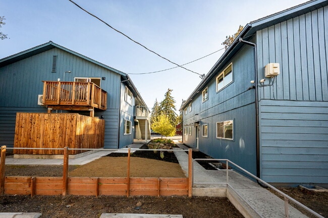 Building Photo - Affordable, Attractive 2-bed in a small Complex