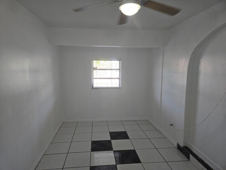 Building Photo - 2900 Sunshine Blvd