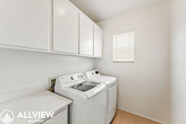 Building Photo - Bright & Spacious 3-Bedroom 2.5 Bath Home in Gated Oak Creek Community