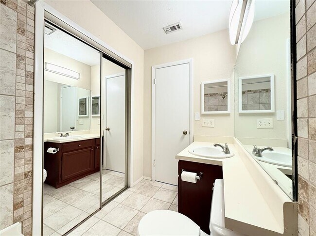 Building Photo - 11901 Swearingen Dr