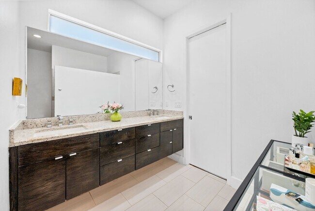 Building Photo - 3302 Lake St