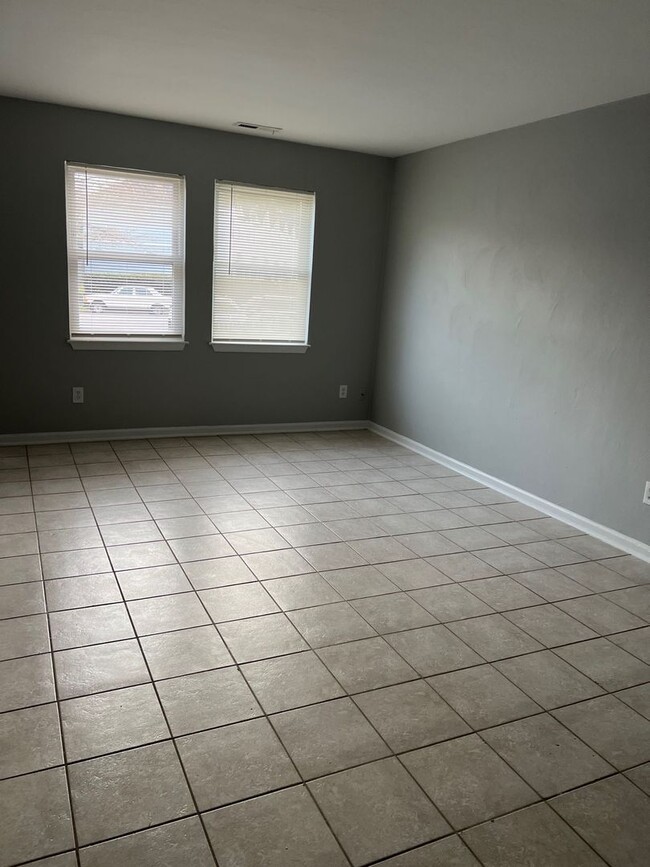 Building Photo - 2 STORY TOWNHOME NEAR THE OCEAN FRONT