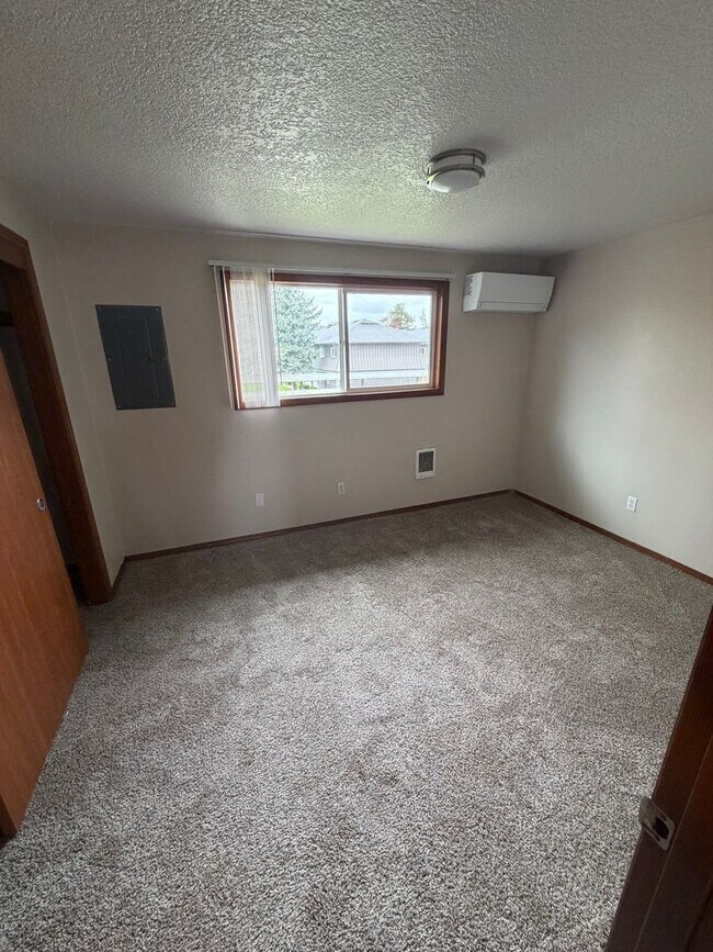 Building Photo - 1ST  FULL  MONTH'S  RENT  FREE    Pet-friendly Townhouse Near Parks and Downtown Newberg