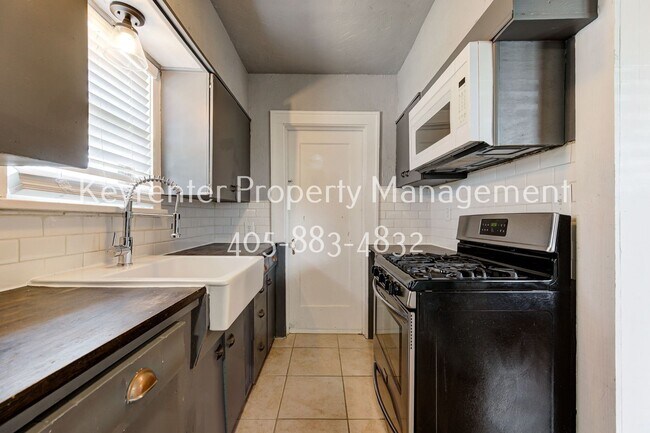 Building Photo - Charming 2-Bed, 1-Bath Upstairs Duplex Near the Paseo District