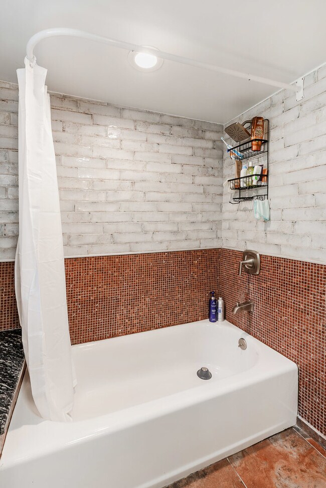 Building Photo - 1301 W Nelson St