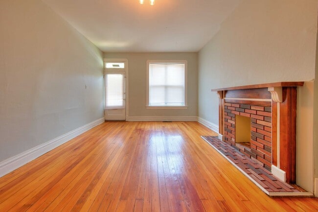 Building Photo - Very nice spacious 1 bedroom 1 bath with hardwood throughout and located in a great city neighbor...
