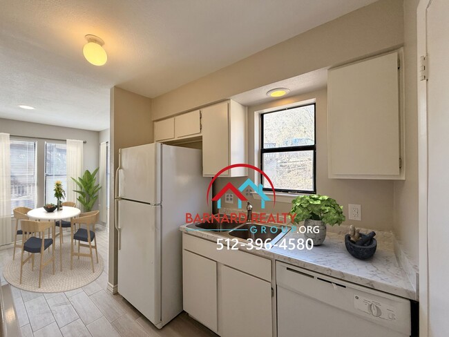 Building Photo - 402 N Fredericksburg St