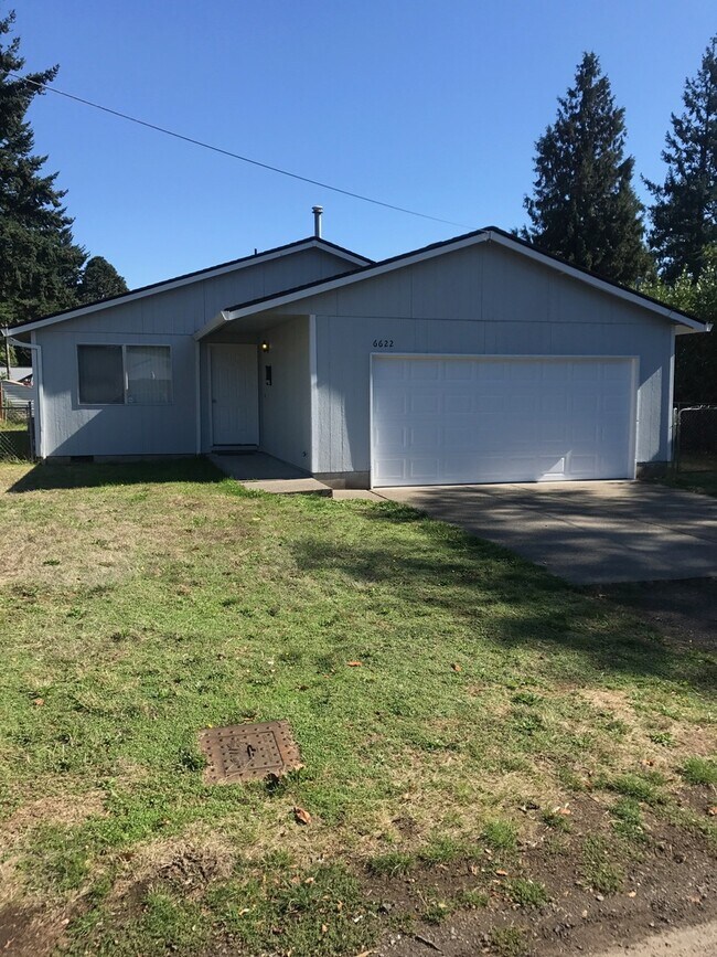 Building Photo - Spacious 3 bdrm/1.5 bath, Garage, Fenced B...