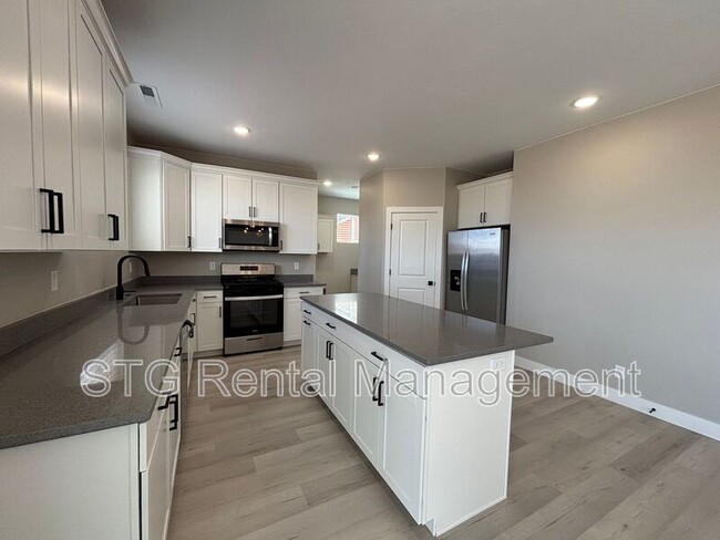 Building Photo - 840 Twin Lakes Dr