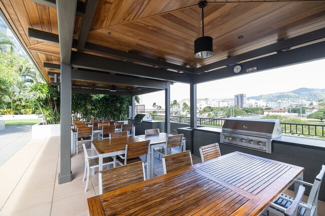 Building Photo - Convenient Urban Living!