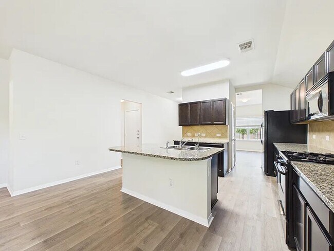 Building Photo - Spacious one-level home in Glenwood!