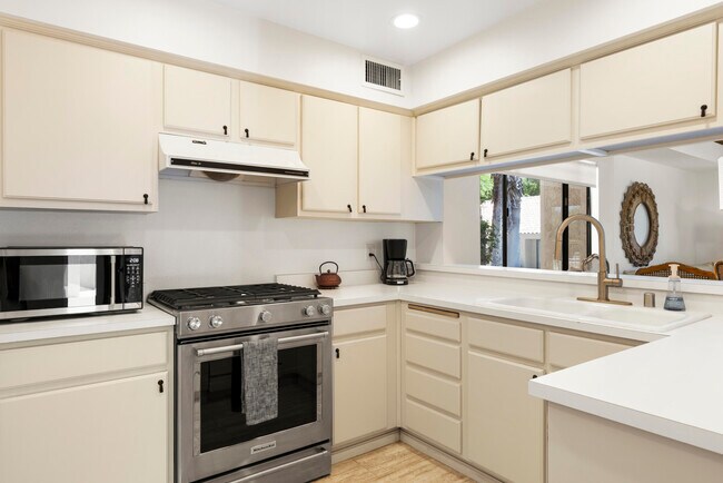 Building Photo - 306 Forest Hills Dr