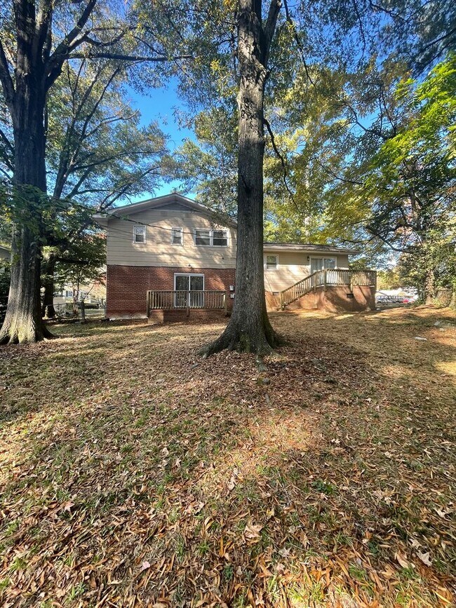Building Photo - Must see This 4 Bedroom 2 Bath Tri Level Home. Located Close to Sugar Creek Rd and N. Tryon St