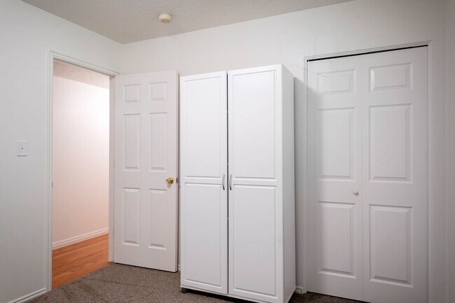 Building Photo - Top Floor Provo condo w private balcony