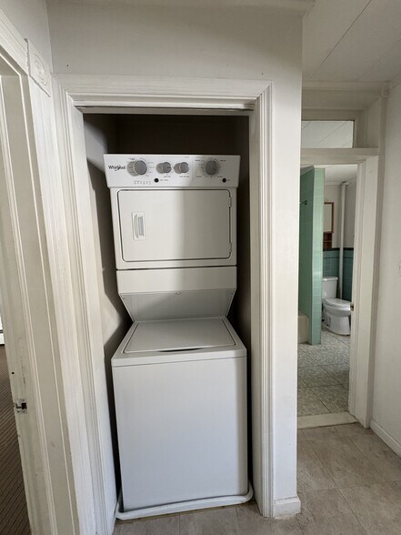 Washer & Dryer - 133 Monroe St