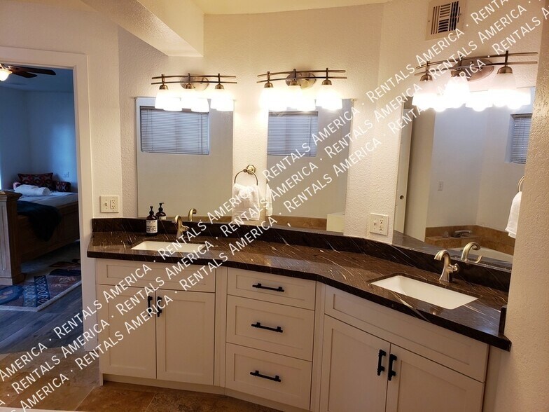 Building Photo - 10626 N 41st St