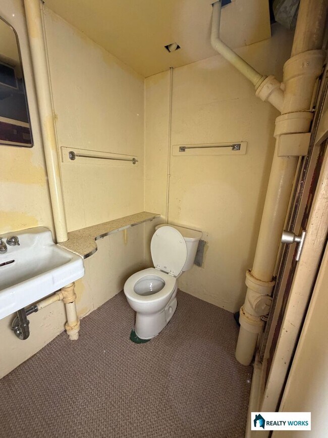 Building Photo - Large 3 bedroom, 2 Bath home available now!