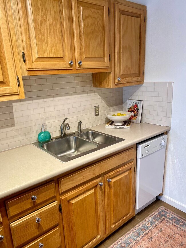 Building Photo - Sunny, Cozy 1 Bedroom Condo - Available for Move-in Now!