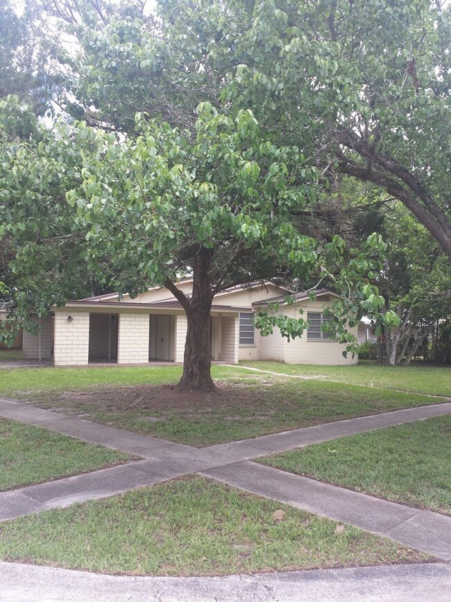 Building Photo - Large corner lot in Ormond Beach.