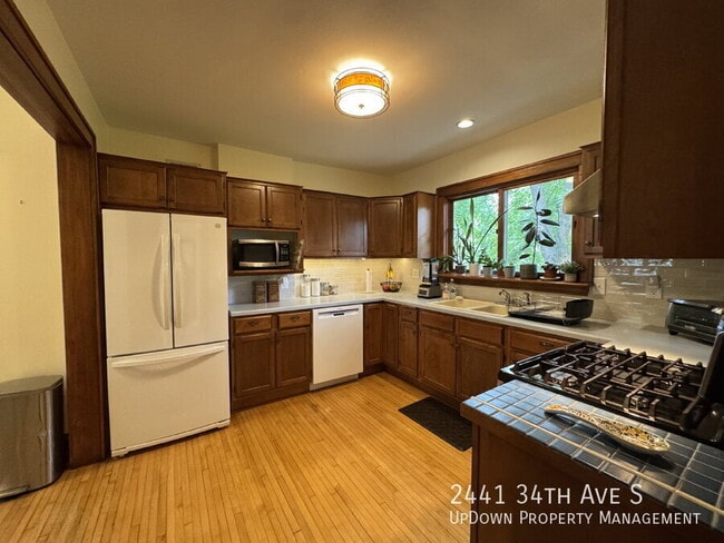 Building Photo - 2441 34th Ave S