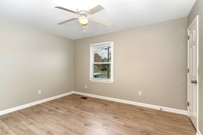 Building Photo - Donelson Freshly Updated 2 Bdrm Townhome Available Now!