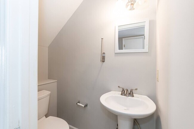 Building Photo - Move In Ready Two Bedroom Home!