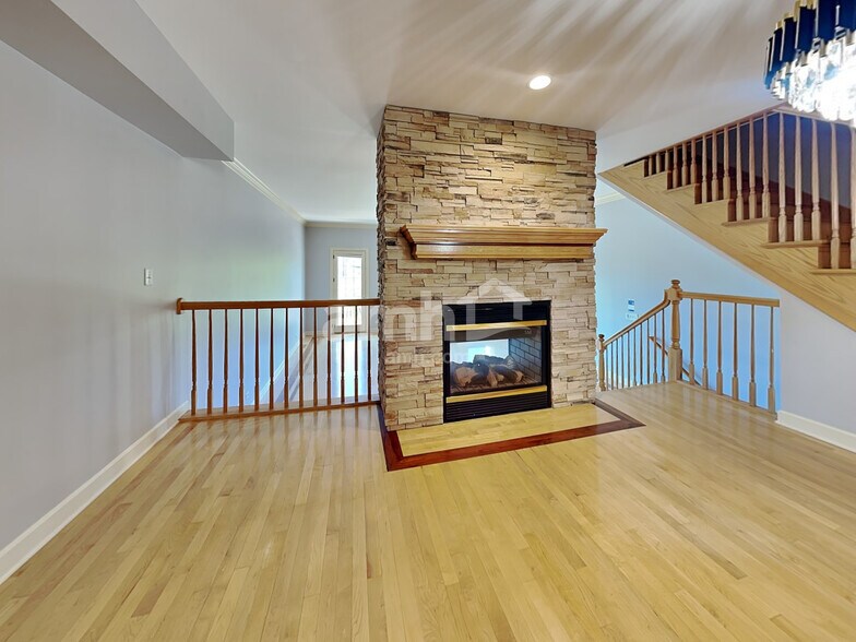 Building Photo - 576 N River St