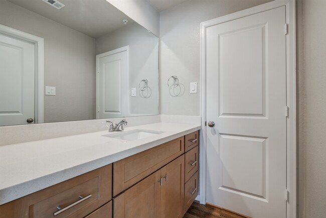 Building Photo - 211 Pk Pl Cir